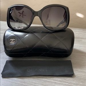 Authentic CHANEL sunglasses 5183 w/case